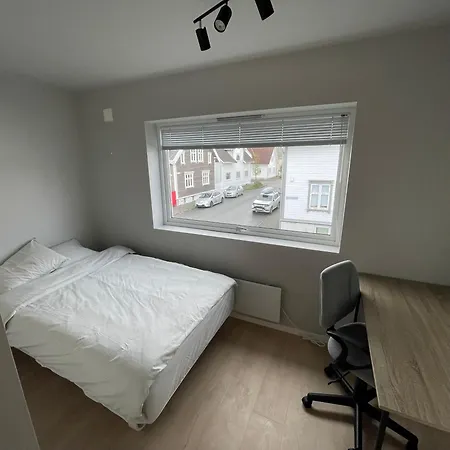 4 Bedroom Near Center, 2 Baths