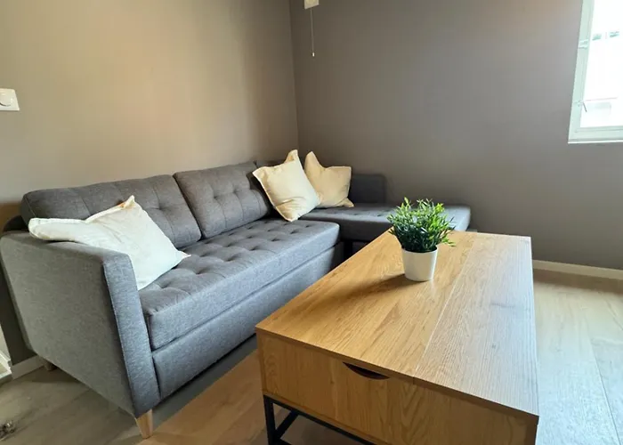 Apartament 4 Bedroom Near Center, 2 Baths *