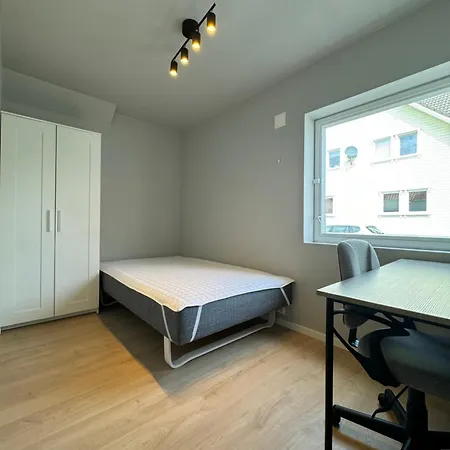 Lägenhet 4 Bedroom Near Center, 2 Baths